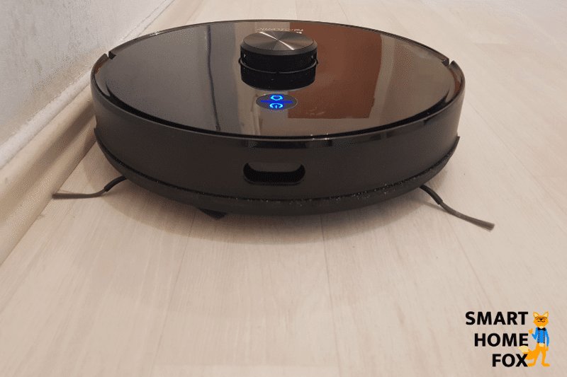 Proscenic M7 Pro cleans along the skirting